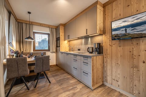 Coffee/tea facilities, Kitchen or kitchenette, Dining area, oven, stove