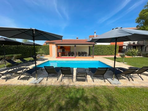 Day, Pool view, Swimming pool, sunbed