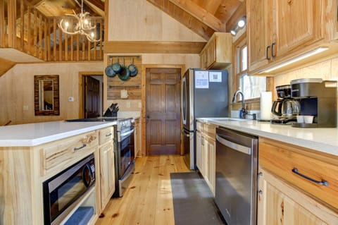 Reel Bliss Cabin - Cozy rustic interiors Wifi fireplace and lake access Cabin in Georgia