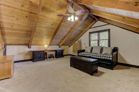 Reel Bliss Cabin - Cozy rustic interiors Wifi fireplace and lake access Cabin in Georgia