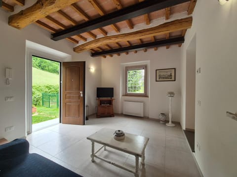 Communal lounge/ TV room, Facade/entrance, TV and multimedia, Living room, Seating area, Evening entertainment