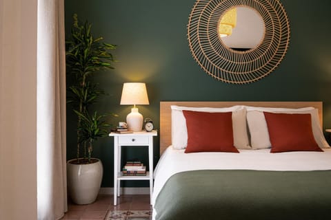 Bed, TV and multimedia, Balcony/Terrace, Photo of the whole room, Decorative detail, Bedroom, hair dresser, wardrobe, air conditioner