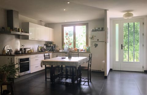 Dining area, oven, stove, toaster