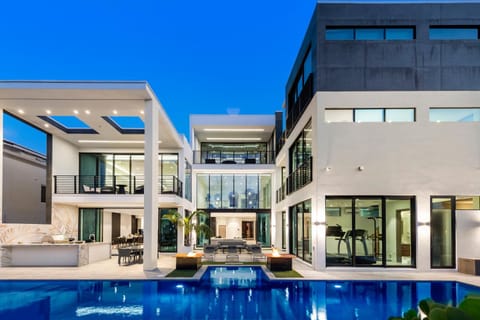 Property building, Patio, Pool view, Swimming pool, sunbed