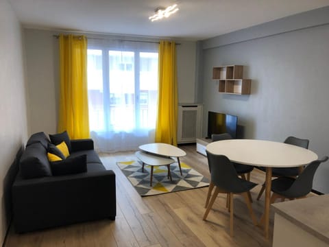 TV and multimedia, Living room, Seating area, Dining area