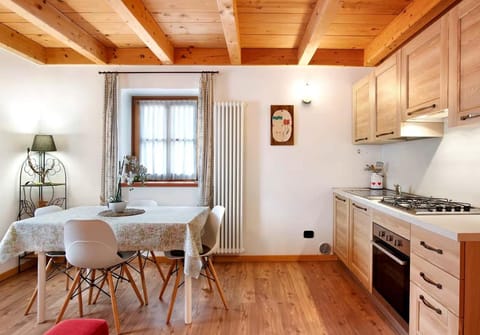 Kitchen or kitchenette, Seating area, Dining area
