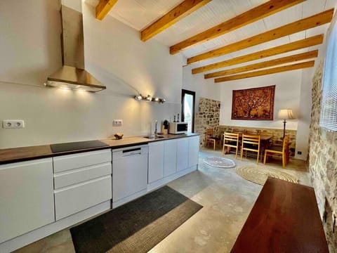 Kitchen or kitchenette, Dining area, minibar, stove