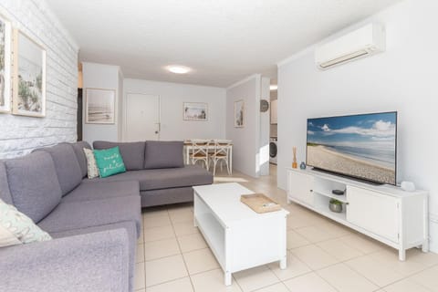 TV and multimedia, Living room, Seating area, air conditioner