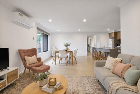 Kitchen or kitchenette, Living room, Photo of the whole room, Seating area, Dining area, air conditioner