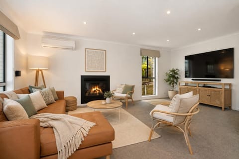 TV and multimedia, Living room, Seating area, Evening entertainment, fireplace, air conditioner