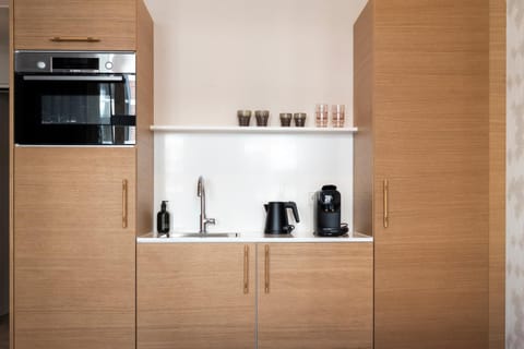 Coffee/tea facilities, Kitchen or kitchenette, oven