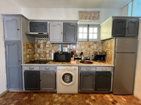Coffee/tea facilities, Kitchen or kitchenette, microwave, stove, washing machine, kitchen