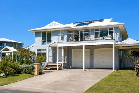 Property building, Facade/entrance, Garden, Balcony/Terrace, Seating area, Parking