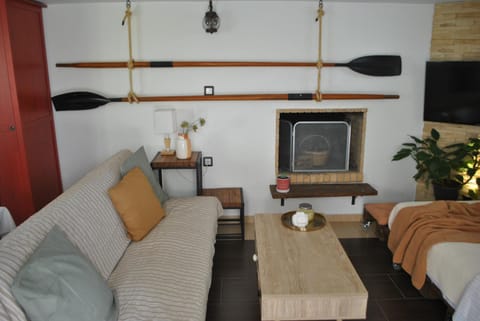 Bed, TV and multimedia, Seating area, flat iron