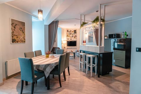 TV and multimedia, Kitchen or kitchenette, Living room, Seating area, Dining area, minibar, oven