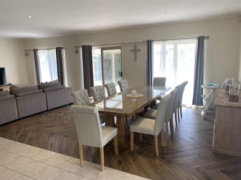 Seating area, Dining area