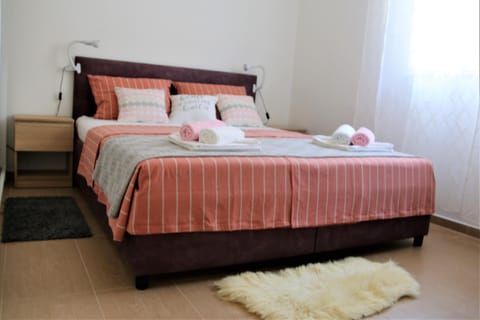 Bed, Bedroom, towels