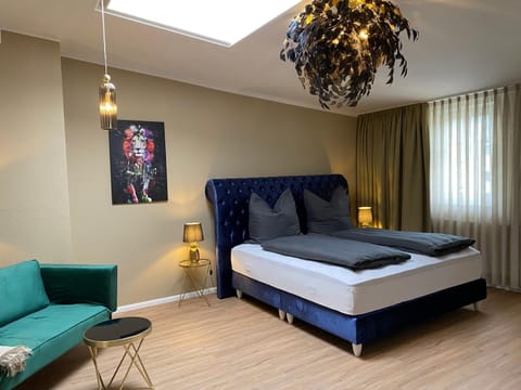 Bed, Photo of the whole room, Seating area