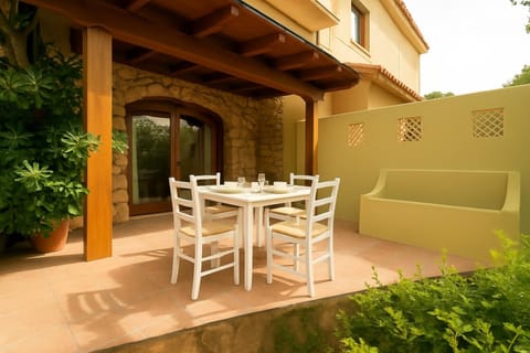 Patio, Day, Balcony/Terrace