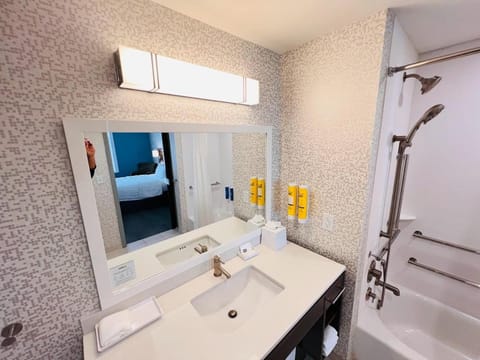 Shower, Bathroom, Bath, towels