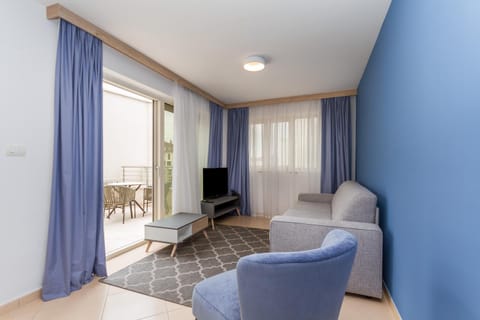 TV and multimedia, Living room, Seating area, Evening entertainment