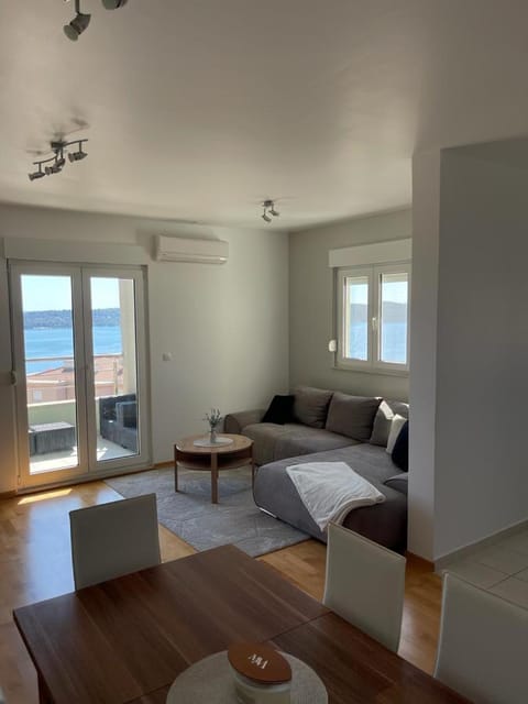 Living room, Photo of the whole room, Seating area, Sea view, air conditioner