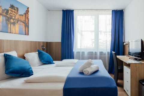 Bed, TV and multimedia, Photo of the whole room, Bedroom, towels