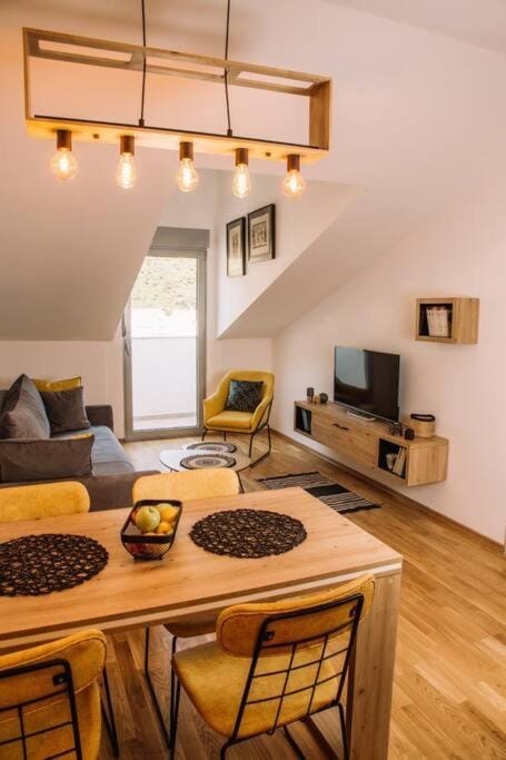 Communal lounge/ TV room, TV and multimedia, Living room, Seating area, Dining area