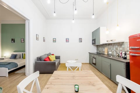 Bed, Kitchen or kitchenette, Living room, Seating area, Dining area