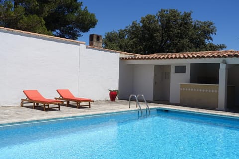 Grande chambre d'hôte dans maison provençale avec piscine Bed and Breakfast in Cavaillon