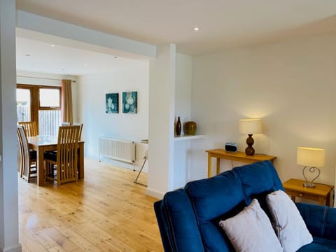 Seating area, Dining area