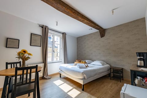 Property building, Bed, Photo of the whole room, Dining area, Bedroom, towels
