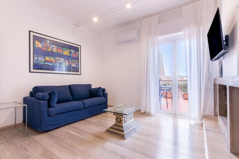 Communal lounge/ TV room, TV and multimedia, Living room, Seating area, Evening entertainment