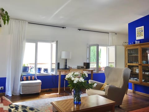 Library, Living room, Seating area, Dining area