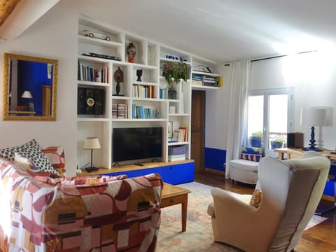 Communal lounge/ TV room, Library, TV and multimedia, Living room, Seating area