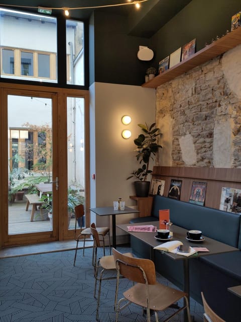 Restaurant/places to eat, Lounge or bar