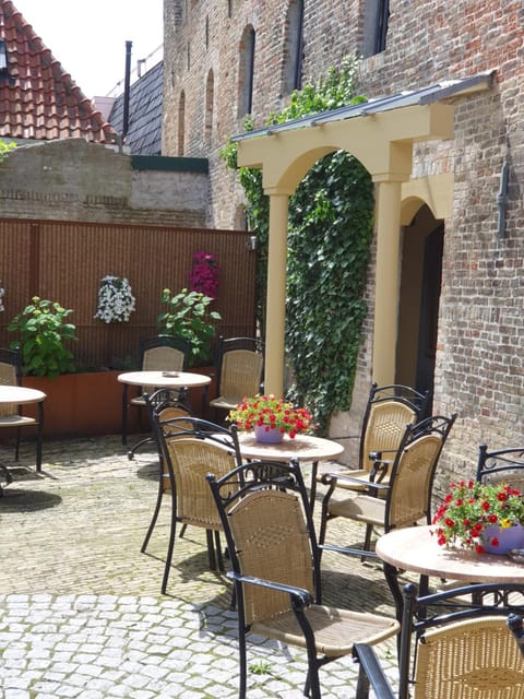 Property building, Garden, Balcony/Terrace