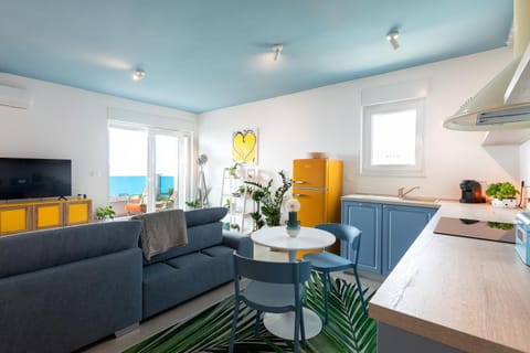 Kitchen or kitchenette, Living room, Seating area