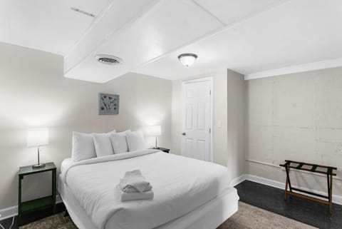 10 Mins to Downtown Modern in Magic City- Unit B House in Birmingham