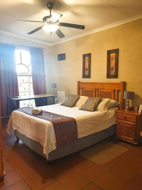 Bed, Photo of the whole room, Bedroom, fireplace, towels