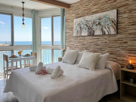 Natural landscape, View (from property/room), Photo of the whole room, Bedroom, Sea view, towels