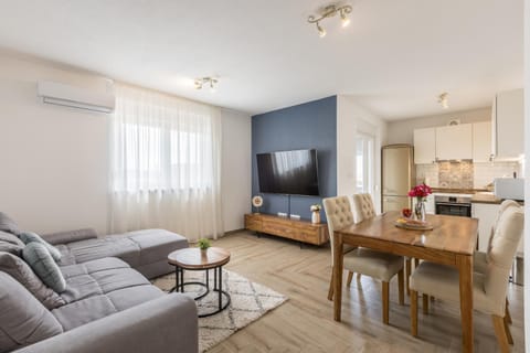 TV and multimedia, Living room, Seating area, Dining area, air conditioner