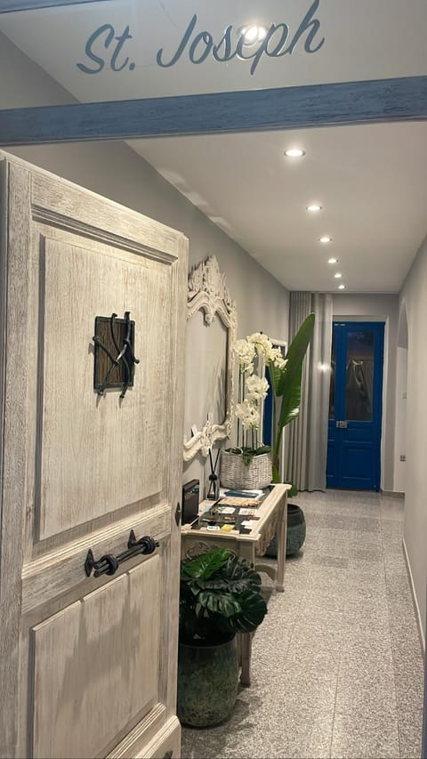 Facade/entrance, Internal: Not applicable to any particular room