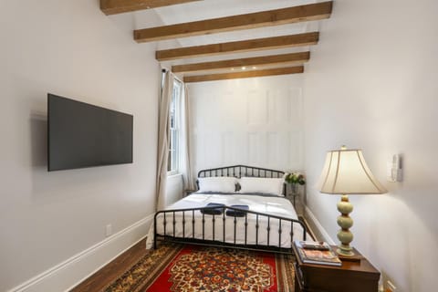 Bed, TV and multimedia, Bedroom