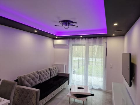 TV and multimedia, Seating area, air conditioner