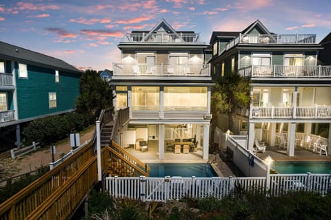 Property building, Day, Neighbourhood, Balcony/Terrace, Swimming pool, Sunset