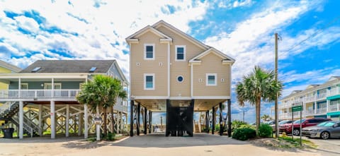 A Cultured Pearl House in Garden City