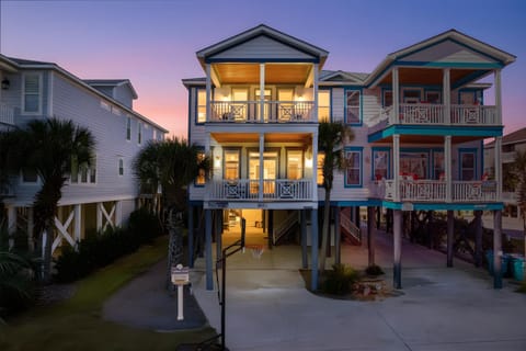 Property building, Facade/entrance, Neighbourhood, Sunset, Parking