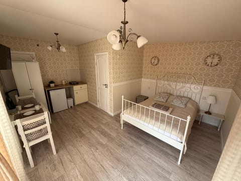 Bed, TV and multimedia, Kitchen or kitchenette, Photo of the whole room, Bedroom