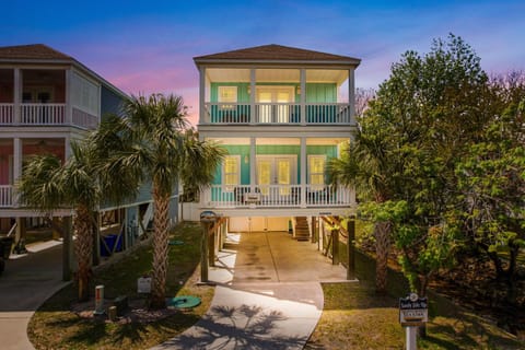 Property building, Facade/entrance, Day, Natural landscape, Balcony/Terrace, Sunset, Parking